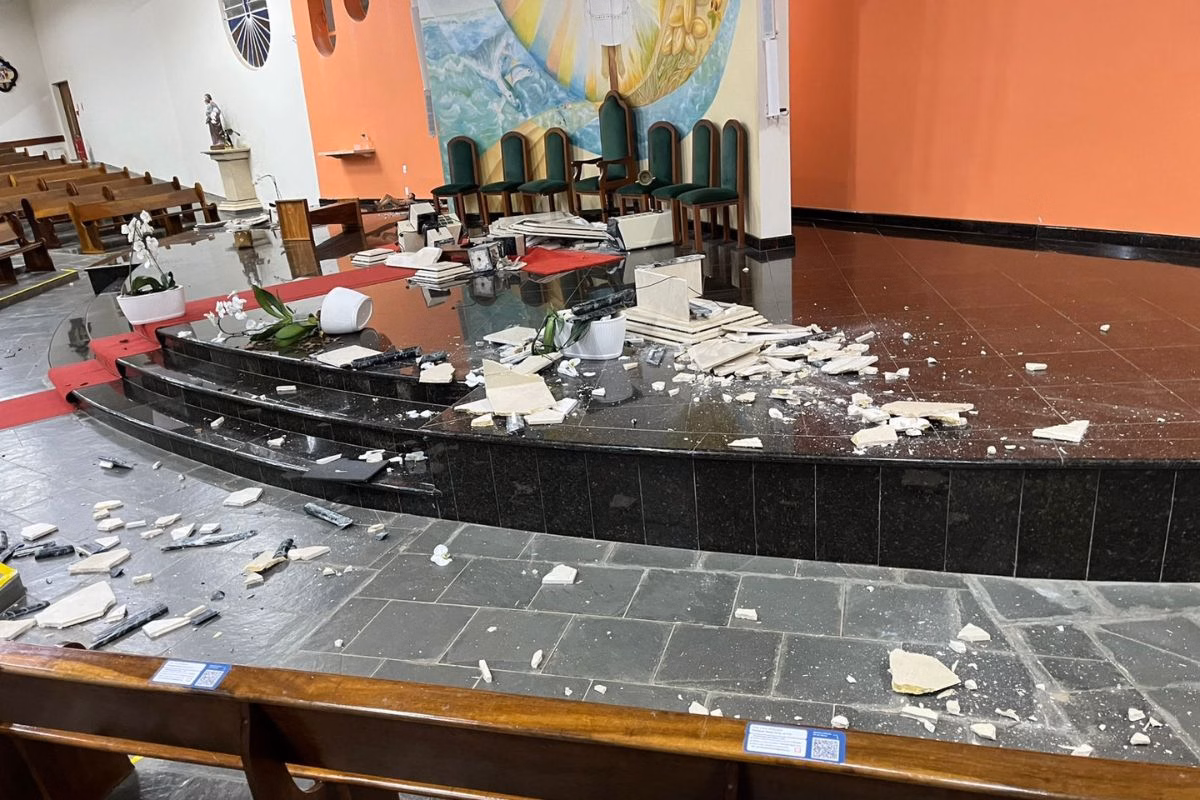 Medico-e-detido-por-arrombar-porta-e-destruir-igreja-em-Campinas