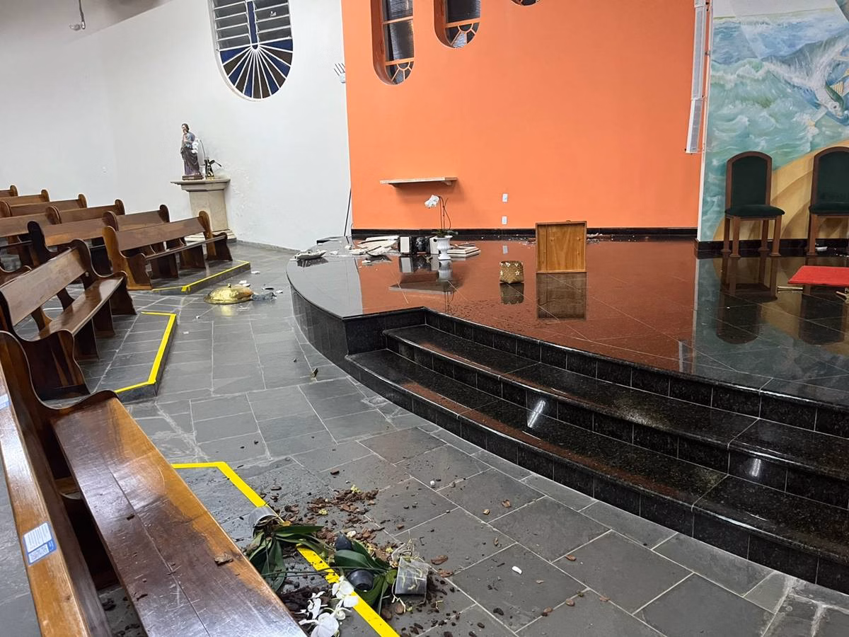 Medico-e-detido-por-arrombar-porta-e-destruir-igreja-em-Campinas3